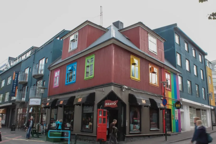 Maisons en bois colorées dans le centre de Reykjavik