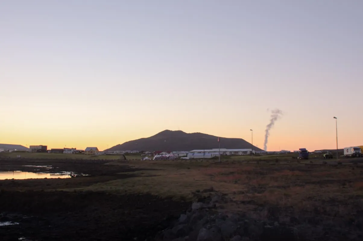 Photo du port de Grindavik avec vue sur la fumée du Blue Lagoon