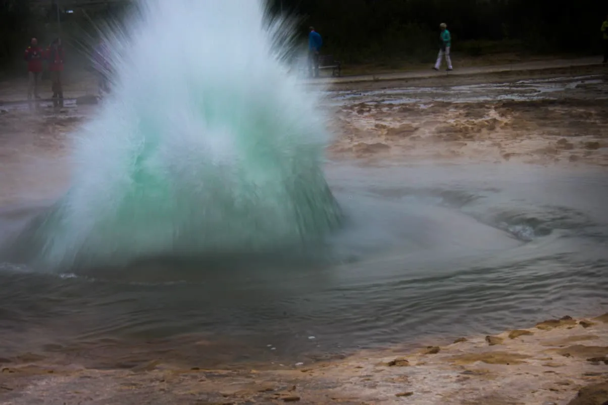 Explosion d'un Geyser dans le cercle d'or en Islande