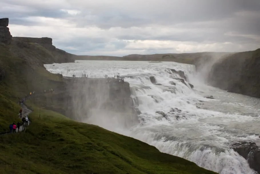 La chute de Gulfoss se jetant dans la rivière Hvita