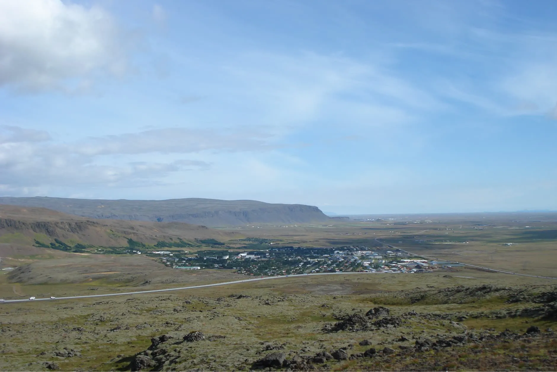 Ville d'Hveragerdi vue depuis le haut des montagnes