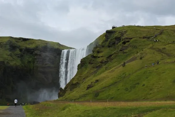 Cascade de Skogafoss vue du parking