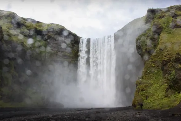 Au pied de la cascade de Skogafoss