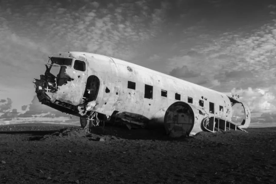 Un DC3 craché sur la plage en Islande