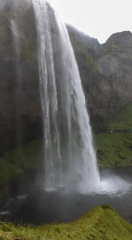 Au pied de la chute de Seljalandsfoss en Islande