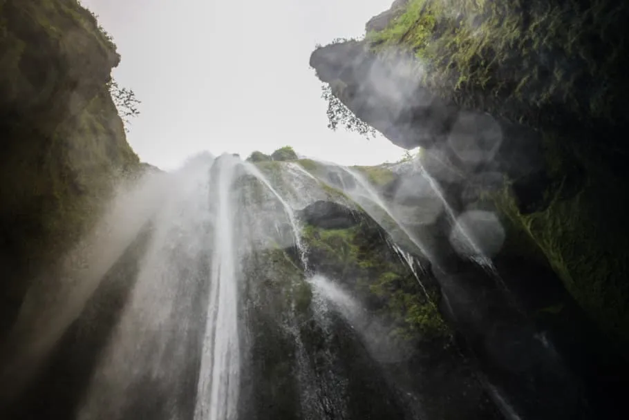Cascade secrete de Seljalandsfoss