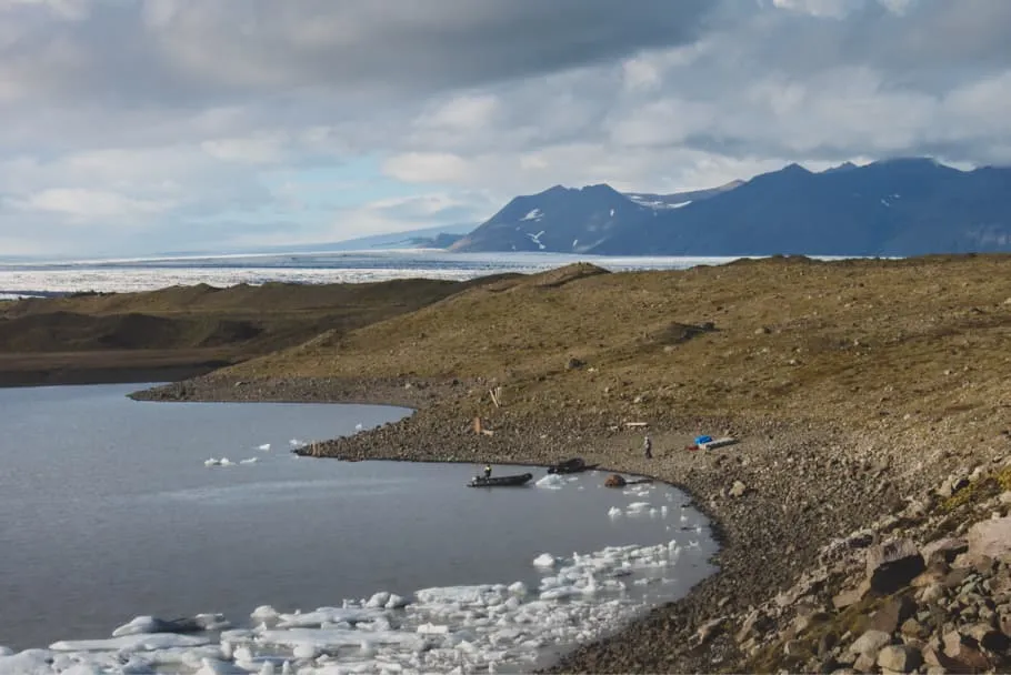 La glace se détache du glacier pour se jeter dans l'océan