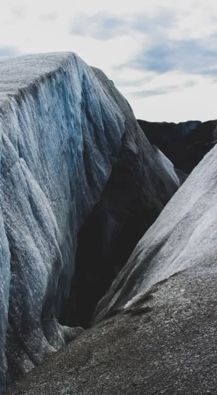 Sur le glacier recouvert de cendres