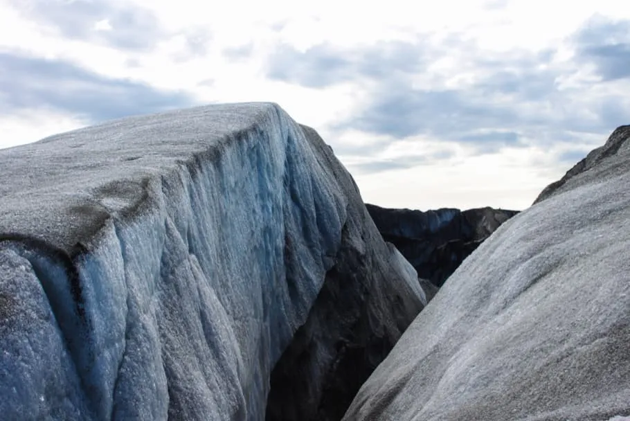 Glace turquoise sous le glacier