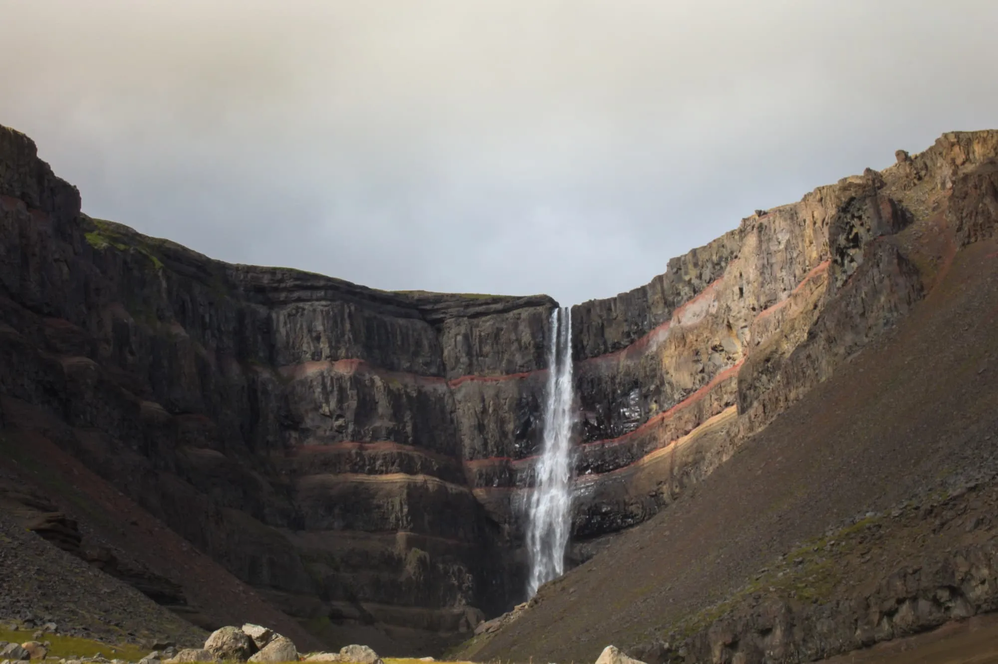 Cascade de Hengifoss en Islande