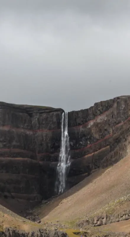 Chute d'Hengifoss en portrait