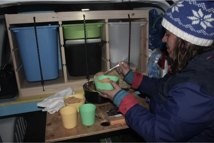 Préparation du repas dans le camper van