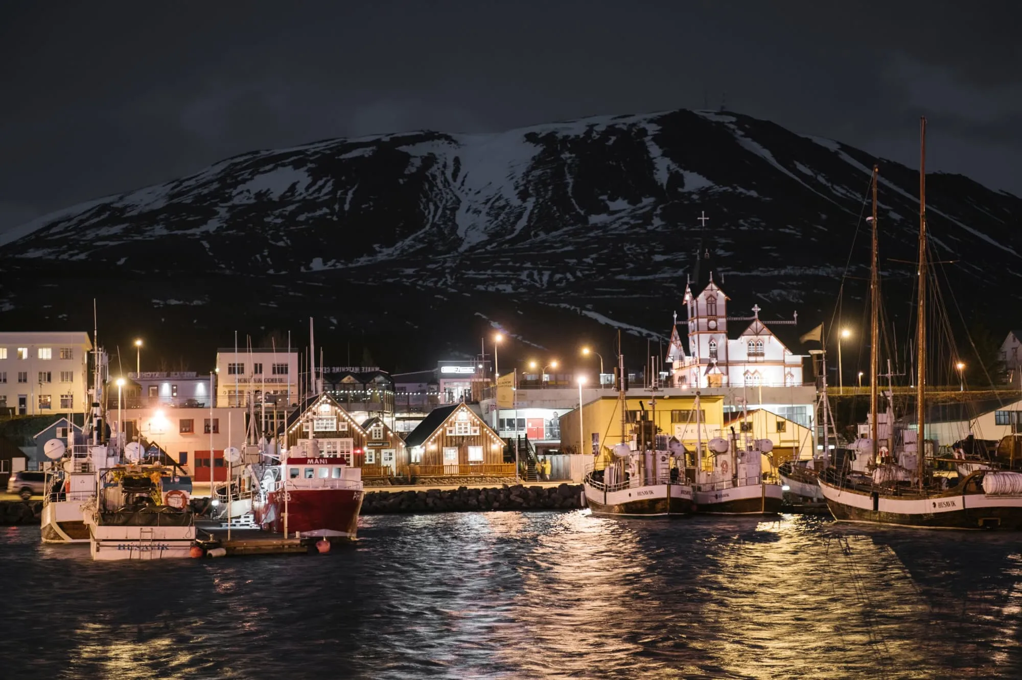 Photo du port de Husavik de nuit - Nick Bondarev