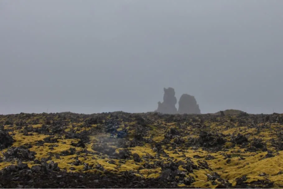Près du volcan Saxhólar dans le brouillard