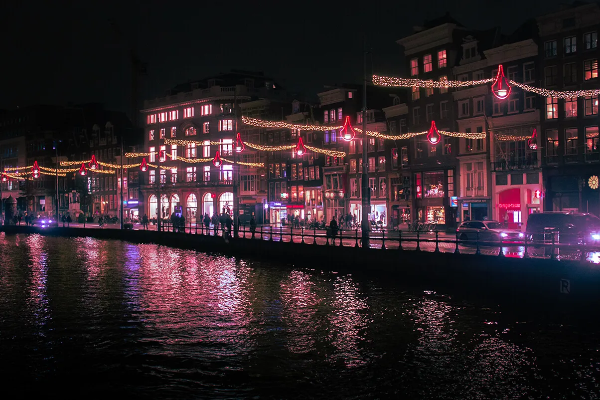 Rue d'Amsterdam de nuit