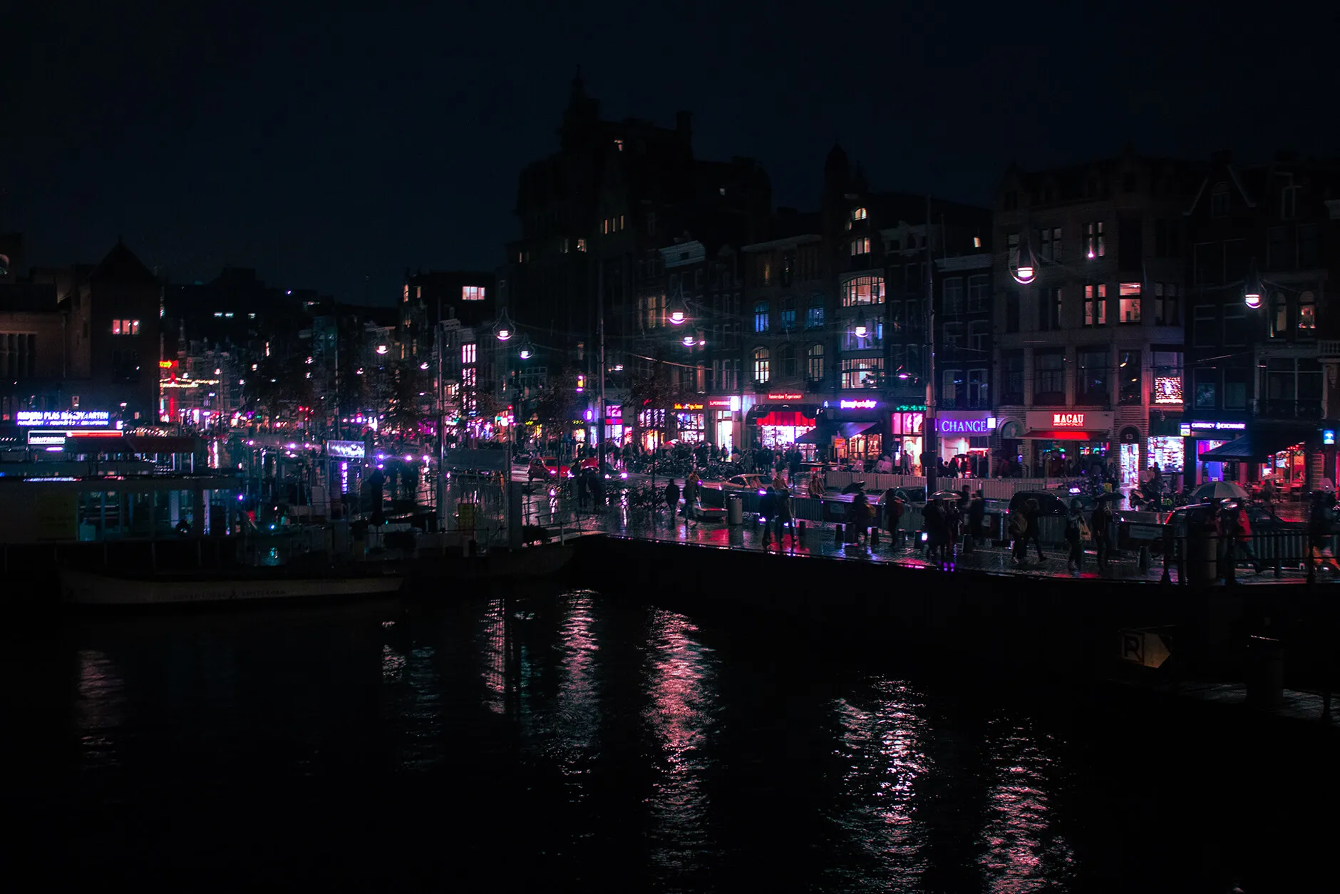 Ambiance néon à Amsterdam - Lumière des rues la nuit