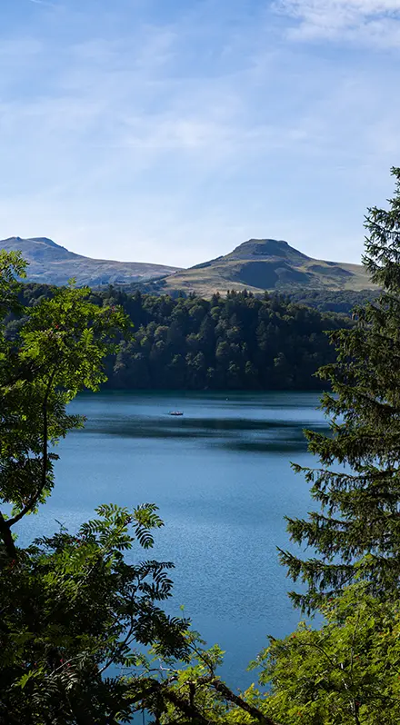 Les eaux bleu du lac Pavin