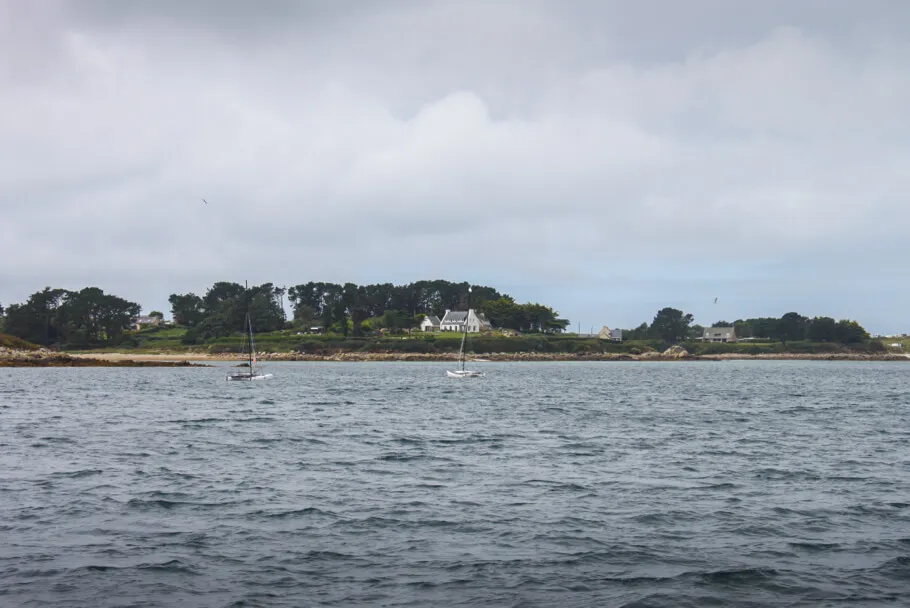 Mer agité et ciel sombre en Bretagne