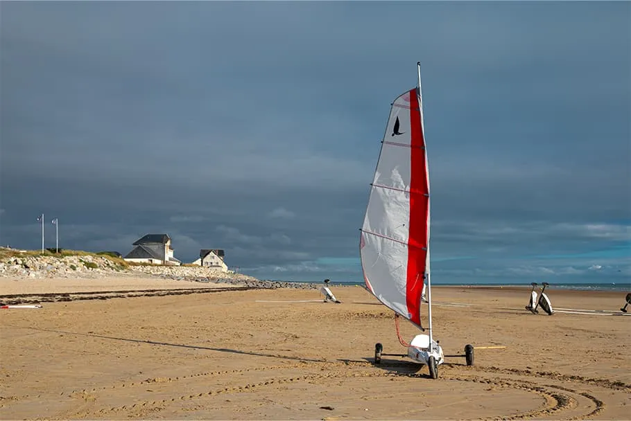 Char à voile sur la plage de Portbailc