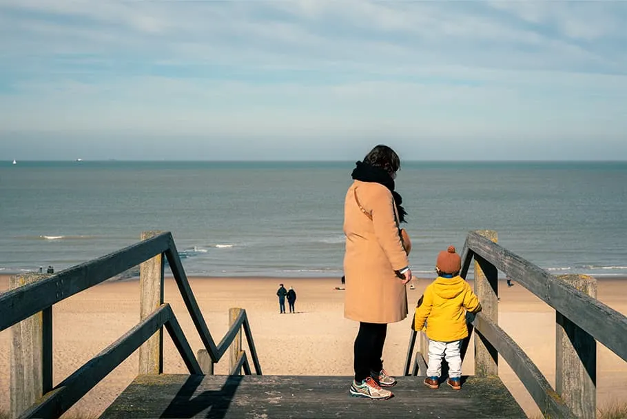 Victor et sandrine sur la jetée face à la mer