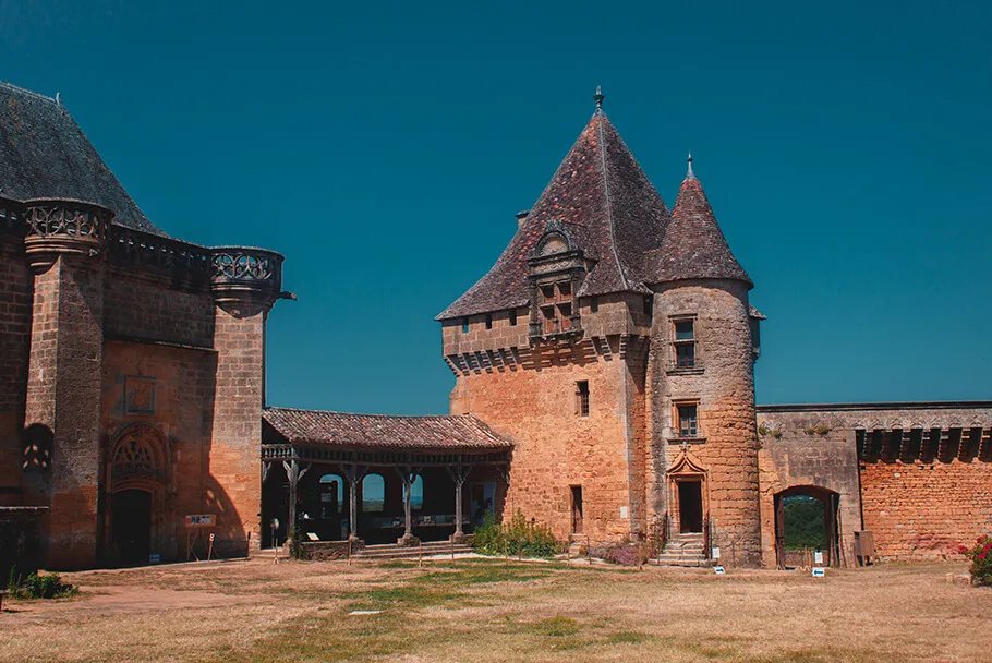 La cour du château de Biron