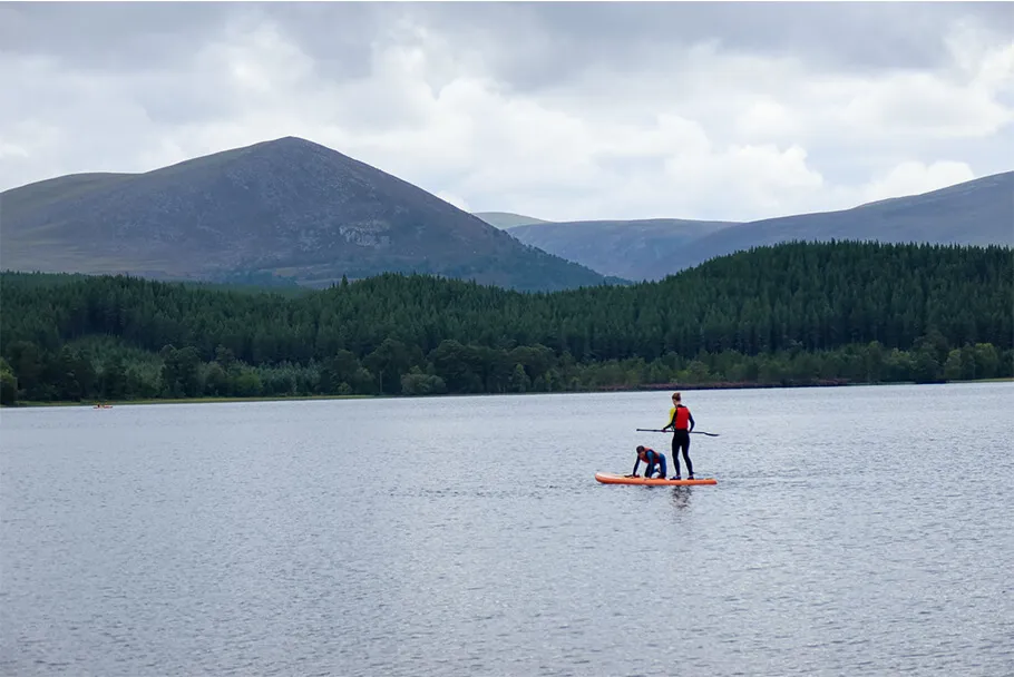 Randonnée en forêt autour du lac dans les Cairngorms