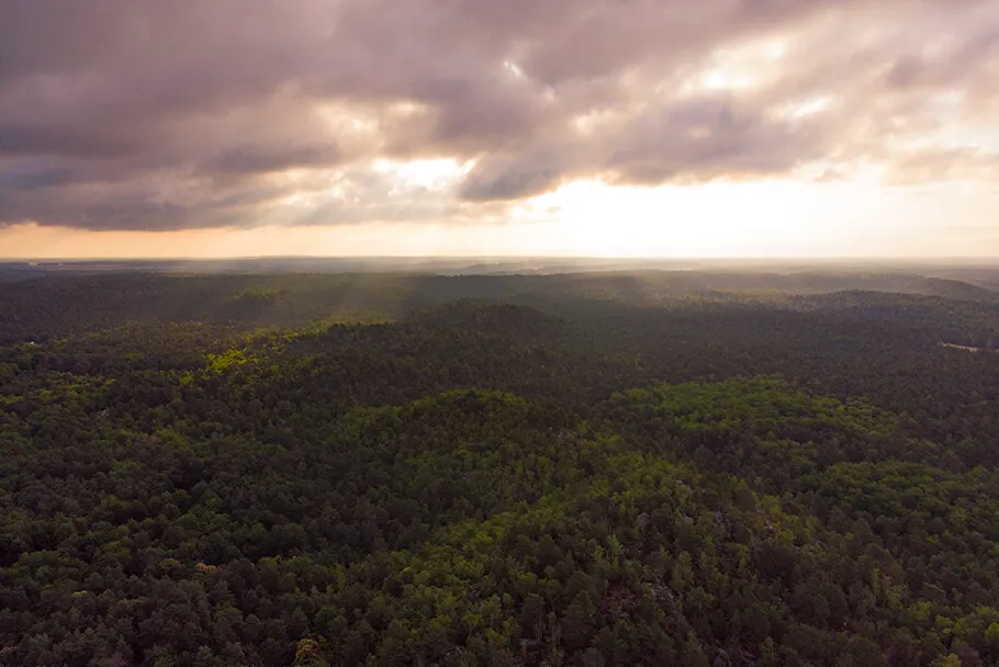 La forêt de Fontainebleau et le massif des Trois Pignons vu du drone