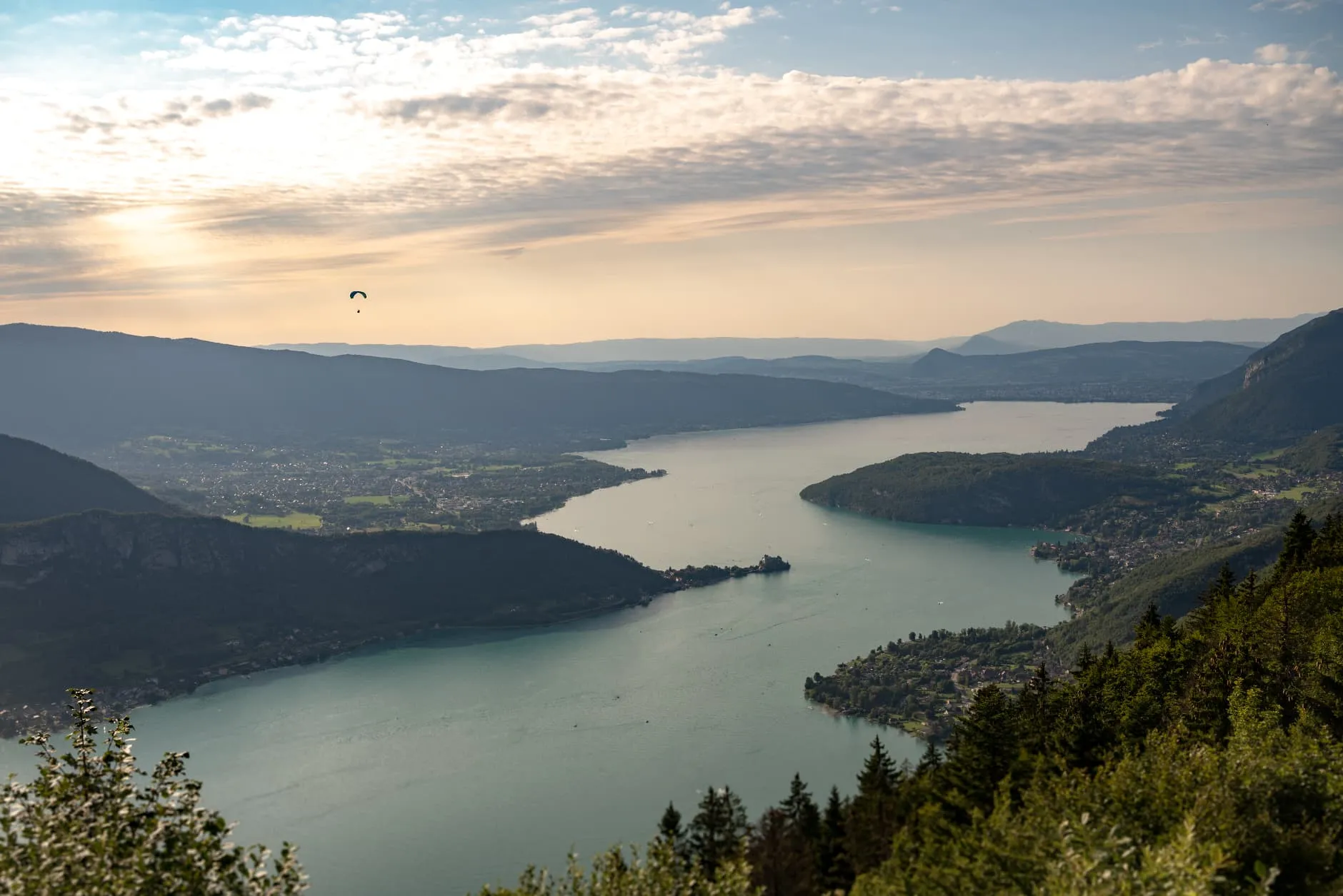 Col de la Forclaz, parachutistes au choucher du soleil