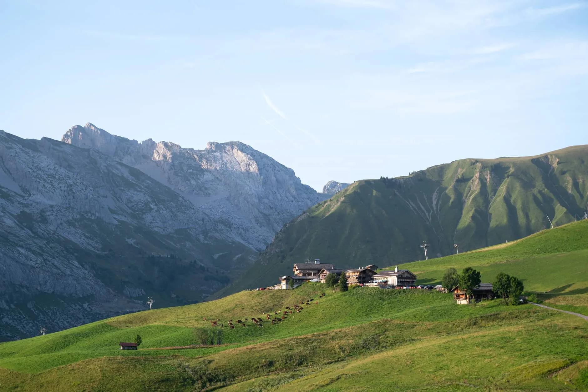 Le Chinaillon, vue sur les chalets dans la montagne