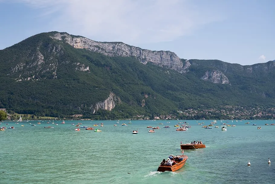 Les bateaux sur le lac d'Annecy