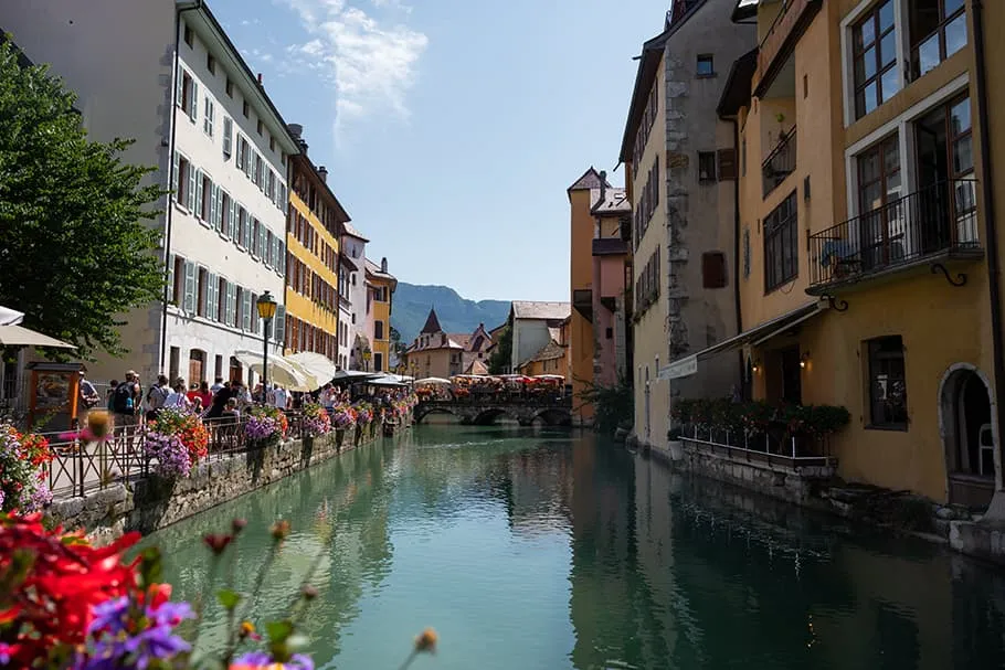 Les canaux dans la ville d'Annecy