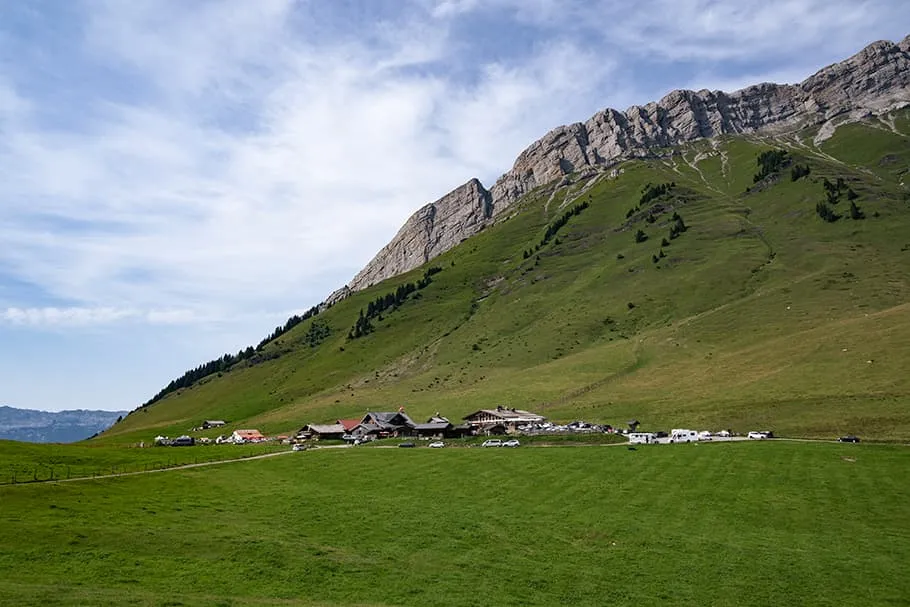 Le col des Aravis, vue sur le plateau