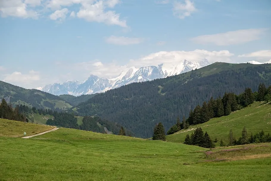 Vue sur le Mont-Blanc depuis le col des Aravis