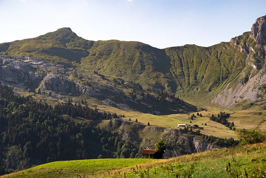 Vue sur les Aravis depuis la télécabine du Rosay