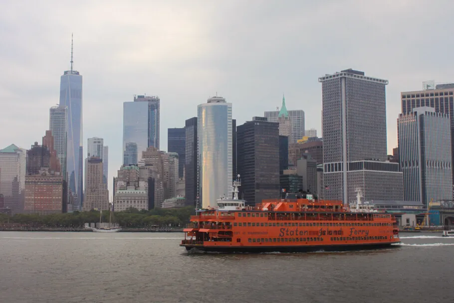 Skyline de New-York et vue sur un Staten Island Ferry