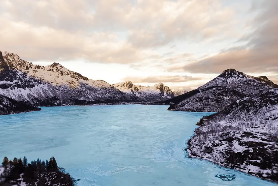 Un lac pres de Svolvaer filmé au drone