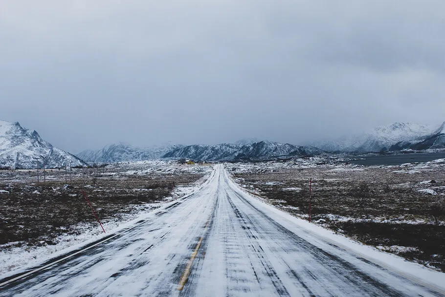 Route gelée et desertique en Norvège