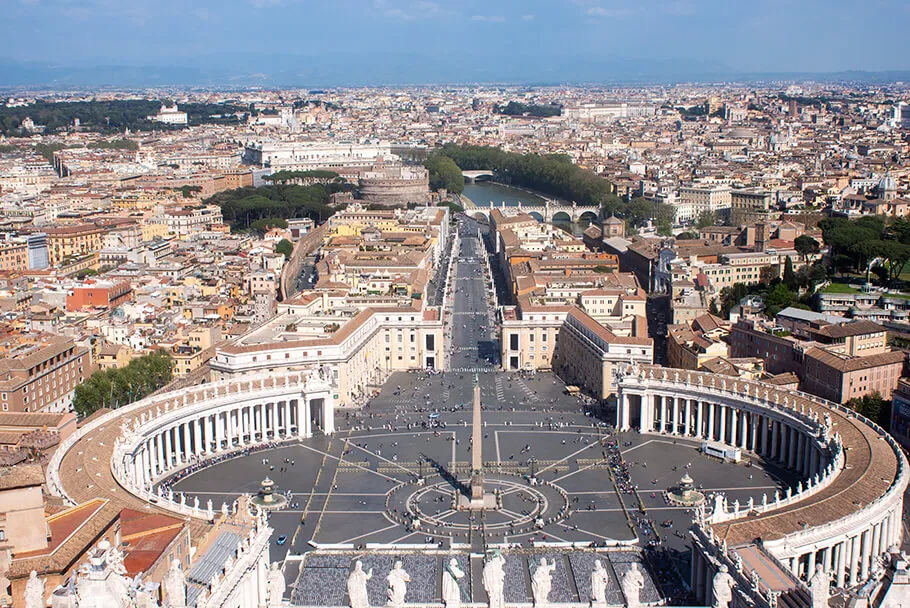 Vue depuis le haut de la basilique Saint-Pierre de Rome
