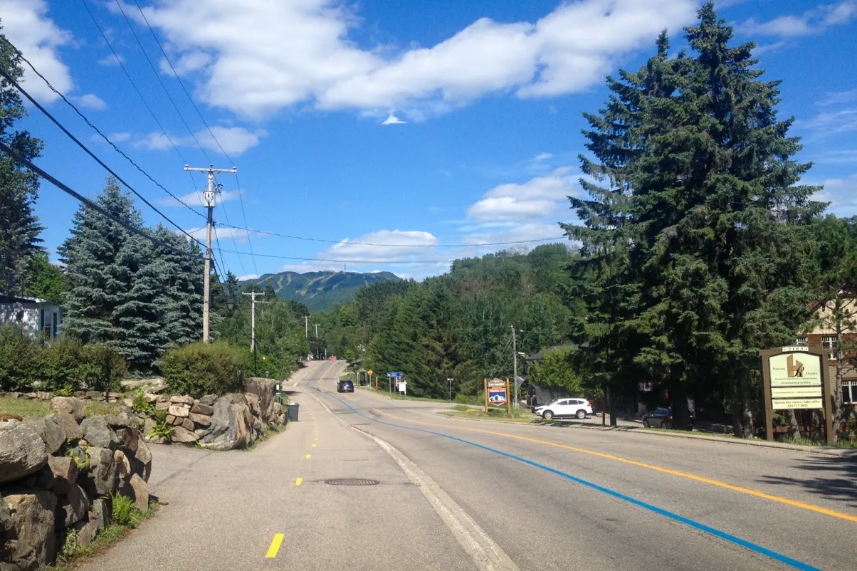 La route entre le village de Mont-tremblant et la station Tremblant