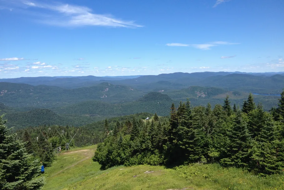 La vue sur les Laurentides depuis le haut du Mont-tremblant