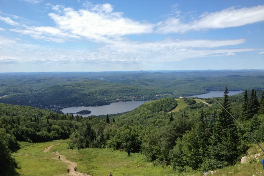 Foret et lacs à perte de vue du haut du mont