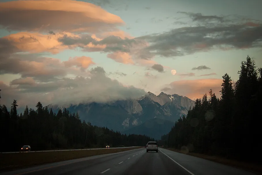 La route dans le parc de Banff