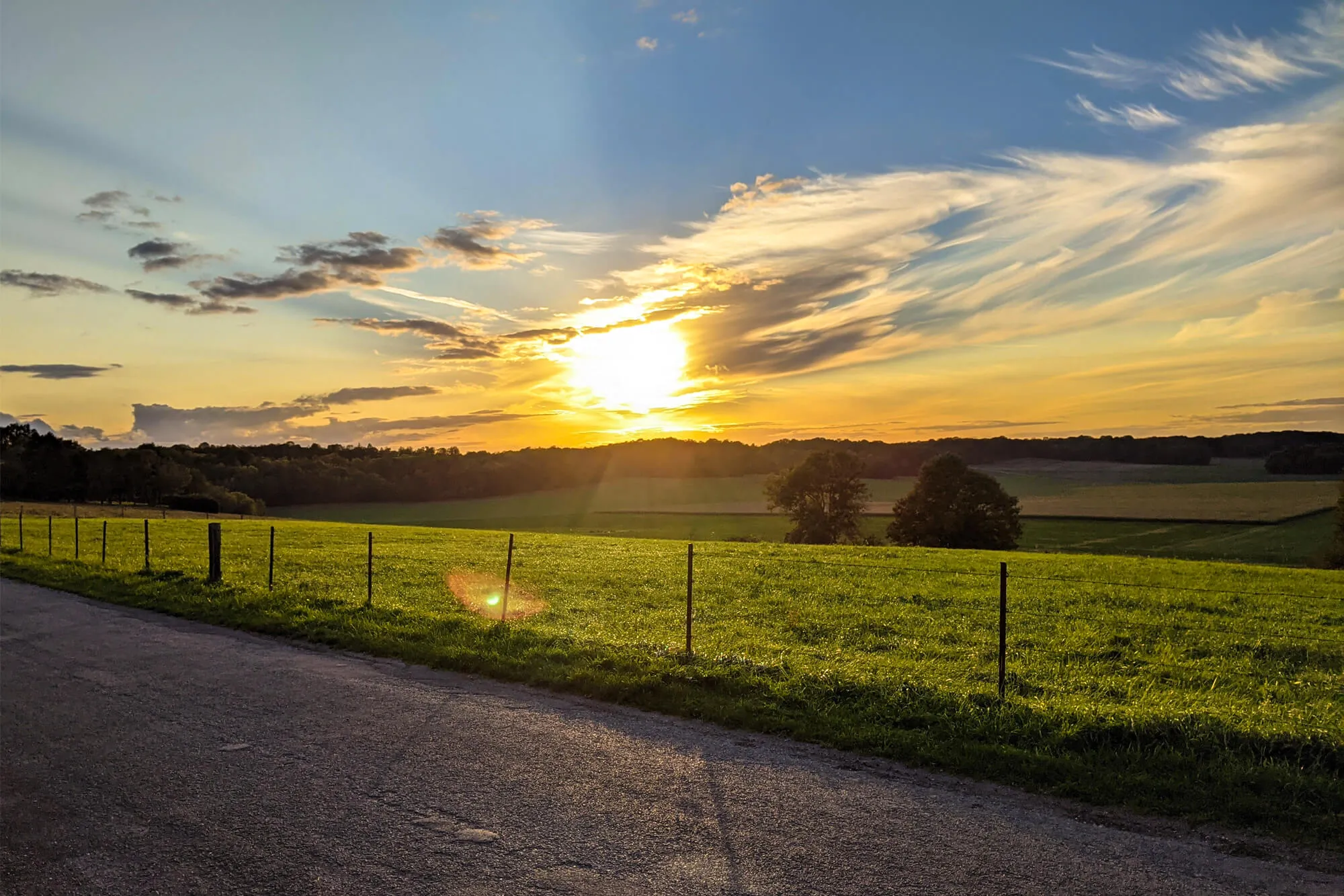 Coucher de soleil devant la maison louée sur Airbnb