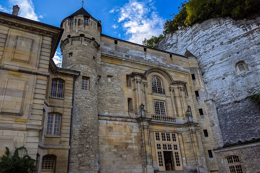 Façade taillée dans la pierre du château de la Roche-Guyon